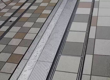 線性縫隙式排水溝在商業(yè)街及廣場(chǎng)中的應(yīng)用